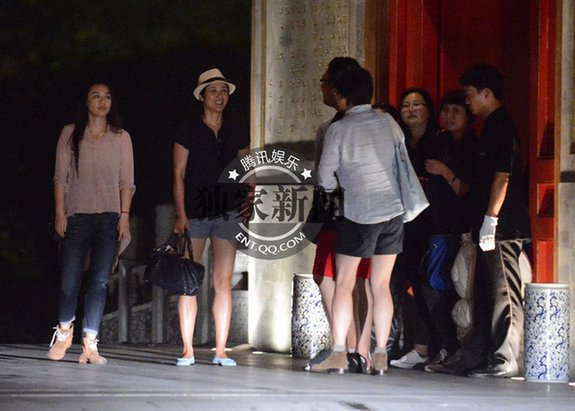 蒋雯丽穿潮装热裤会小辫型男 豪放大笑频放电