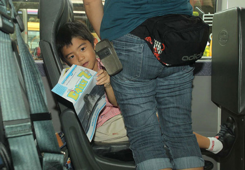 Lucas坐校车戏弄记者 遗传父母表演欲超强