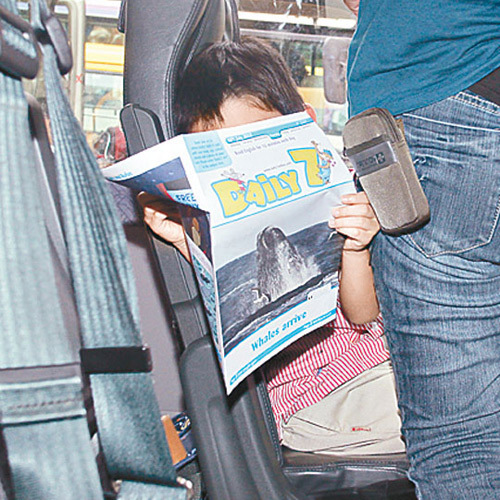 Lucas坐校车戏弄记者 遗传父母表演欲超强