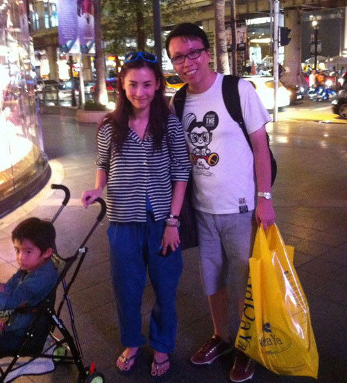 Lucas坐校车戏弄记者 遗传父母表演欲超强