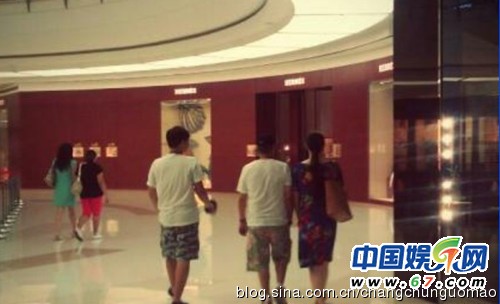 赵本山陪家人逛街购物大方任拍 与粉丝亲密聊天获称赞