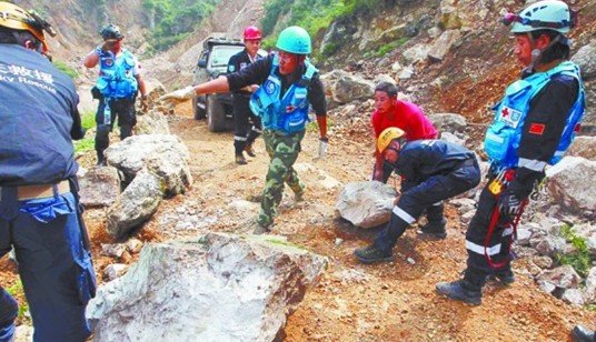 青岛8勇士驰援云南彝良灾区 2女将负责医疗卫生