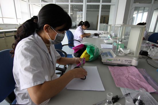 揭秘食品实验室:毒奶粉转基因物质全现形