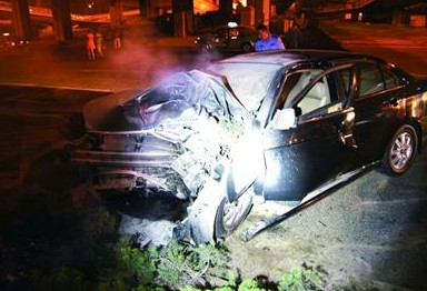 代驾司机撞车逃跑 车主坐副驾骨折险被烧死