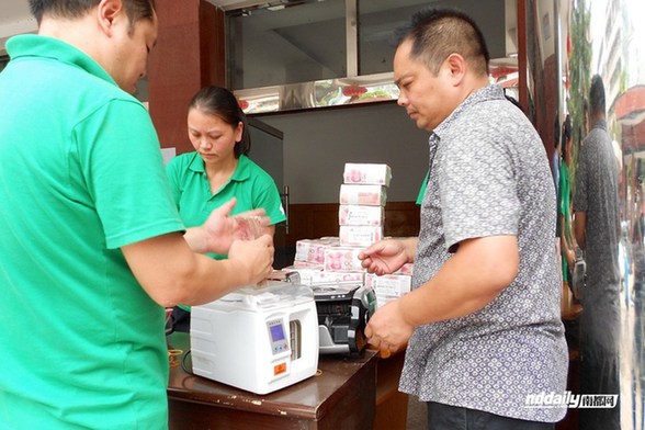 民企拉600万现金直捐彝良灾区