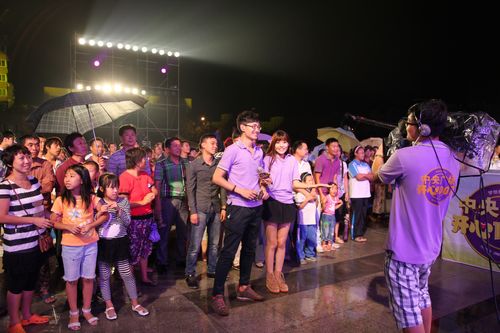 青岛开心100万走进李村 千名选手冒雨参赛