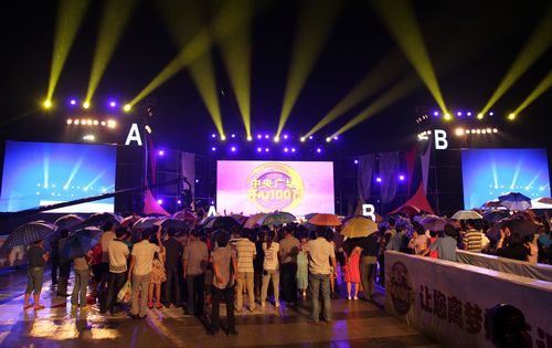 青岛开心100万走进李村 千名选手冒雨参赛