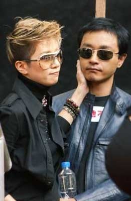 张国荣56岁冥寿歌迷送纸鹤 自杀现场重现揭死因之谜