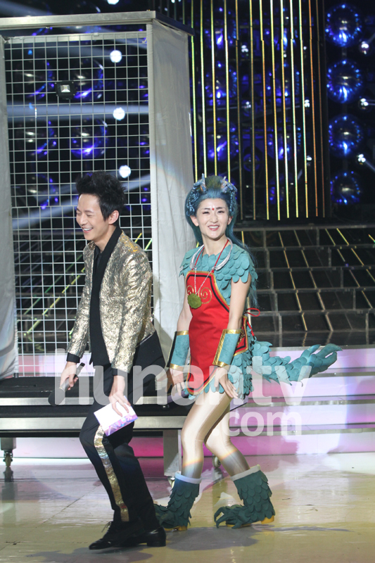 谢娜逆生长扮小龙人狂卖萌 遭众评委蔡明吐槽