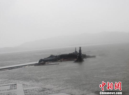 图为倒塌的集贤亭周祥建摄