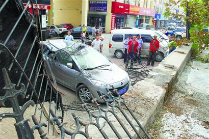 青岛10年驾龄公交司机油门当刹车 顶翻微面压趴马5