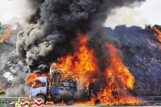 沈海高速货车自燃引燃附近山坡 腾起10米火焰