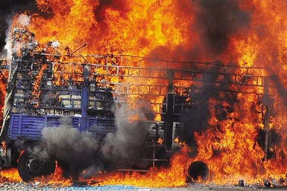 沈海高速货车自燃引燃附近山坡 腾起10米火焰