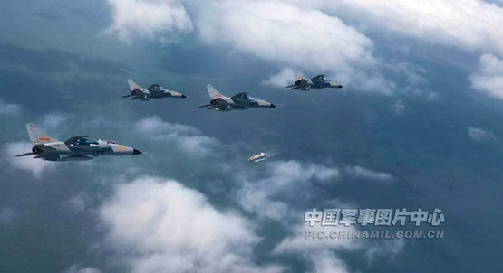 济空部队演练超低空掠海突击海上小岛