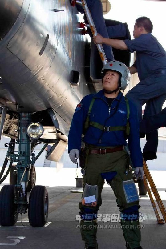 济空部队演练超低空掠海突击海上小岛