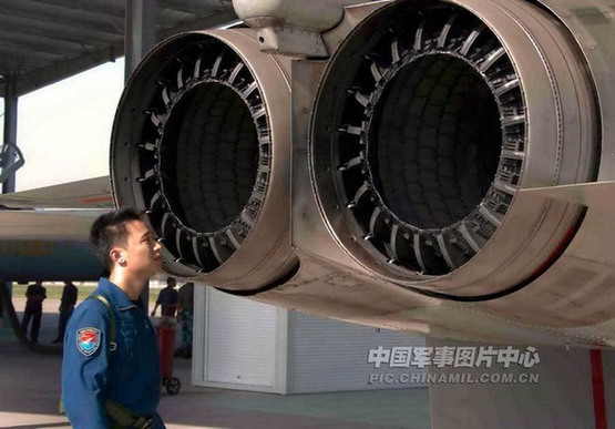 济空部队演练超低空掠海突击海上小岛