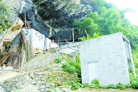 村民无钱修房住山洞22年 政府出资相助 村民无钱修房住山洞22年 政府出资相助