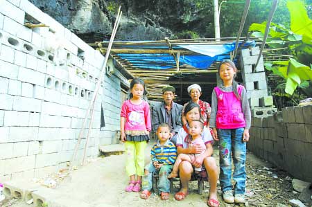 村民无钱修房住山洞22年 政府出资相助