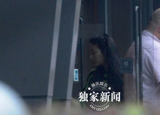 张雨绮变贤惠给老公端茶倒水 王全安端坐享受