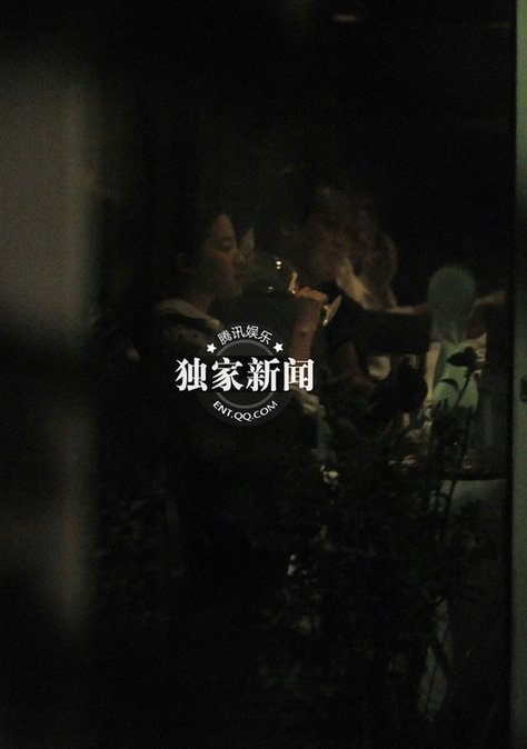 刘亦菲与干爹陈金飞关系亲密:搂腰过街同试衣