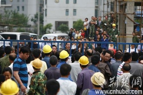 武汉建筑工地升降机从高空坠落 已致19人身亡