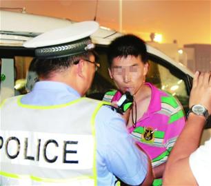 路遇查酒驾男子跳下6米高桥 狂奔两公里