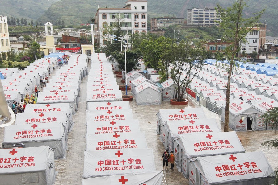 彝良震区安置点遍布红十字会帐篷