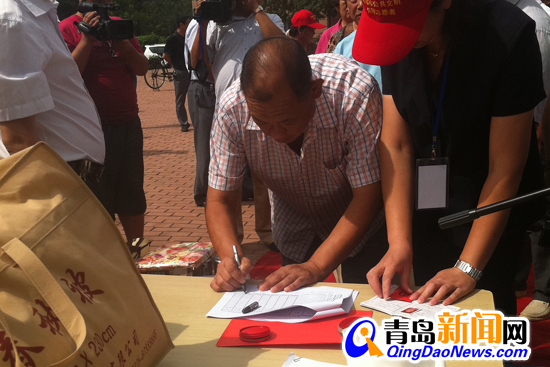 城乡低保家庭领免费日用品