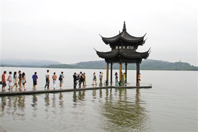 西湖十八景之一集贤亭被大风吹倒 牌匾等散落湖面