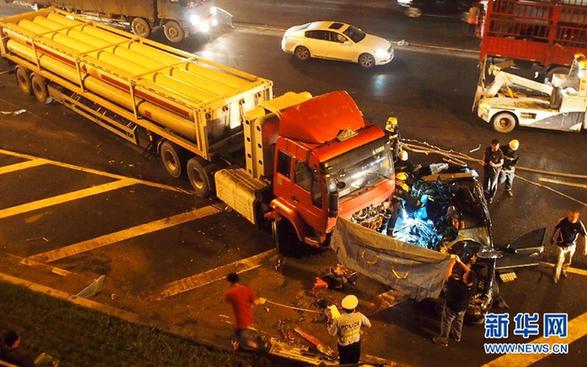 醉驾轿车与天燃气罐车相撞 轿车被撞碎4人死亡