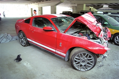 女子试驾撞毁百万福特野马 谁担责成焦点