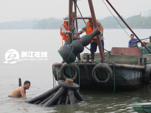 西湖十八景之一集贤亭被大风吹倒 牌匾散落湖面