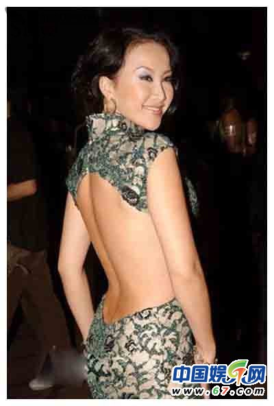 女星露满背PK 戚薇香艳大尺度单挑舒淇张曼玉