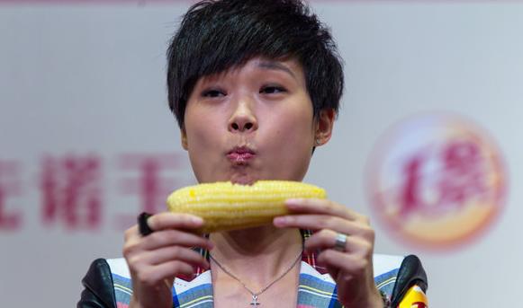 盘点明星最不雅吃相 赵薇咧大嘴李冰冰伸长舌