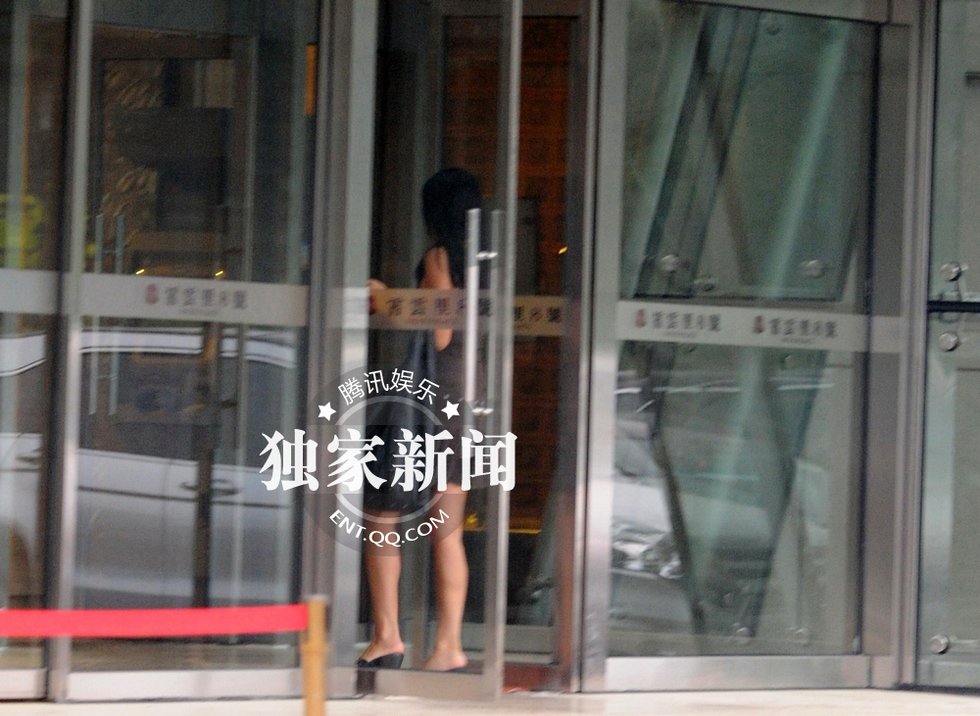 张咪显豪放本色 驾豪车深V爆乳街边会友