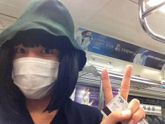 张根硕扮女人乘地铁