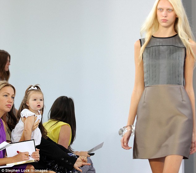 维多利亚带女儿到时装周看秀 小七爆萌目不转睛