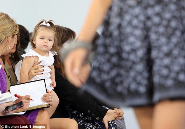 维多利亚带女儿到时装周看秀 小七爆萌目不转睛