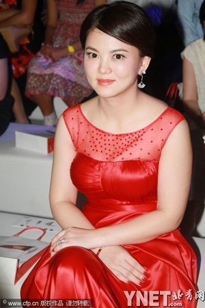 柳岩遇瑜伽教母黯然失色 娱乐圈女星美胸PK