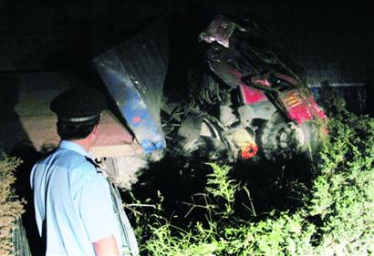 大货车冲下10米高立交桥 车头车身分家 大货车冲下10米高立交桥 车头车身分家