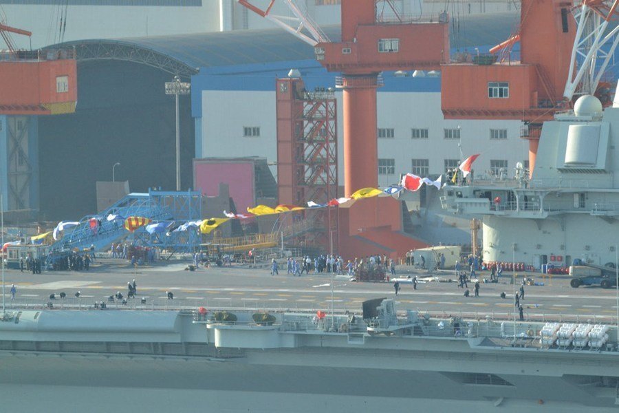 中国首艘航母开始悬挂彩旗 服役在即