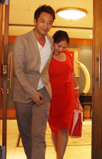 大S亲吻许老三母爱泛滥 豪门求子路坎坷无边