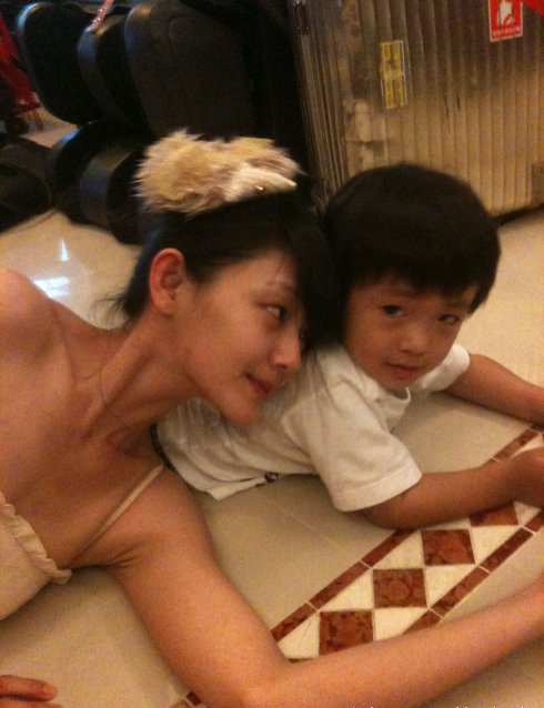 大S亲吻许老三母爱泛滥 豪门求子路坎坷无边