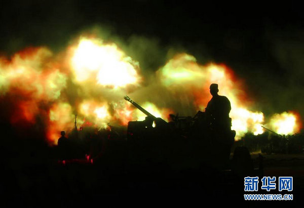 南京军区部队夜间实射 司令员亲自上阵指导