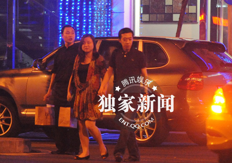 李菁携娇妻外出吃饭