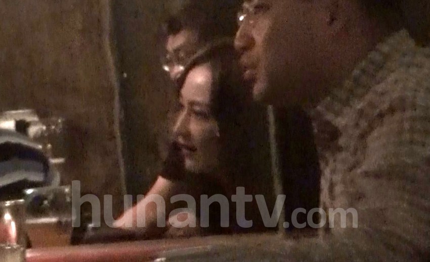 姚笛夜会神秘男