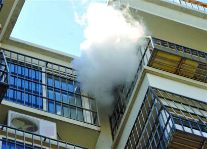 湖岛新村上演人蜂大战 冰火齐发将其拿下