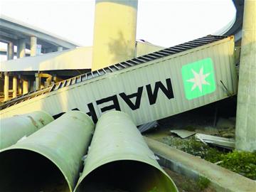 集装箱货车为躲拦路石坠下20米高桥 扭曲变形