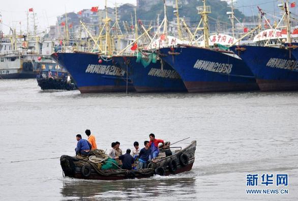 超强台风三巴逼近东海 渔船回港避风