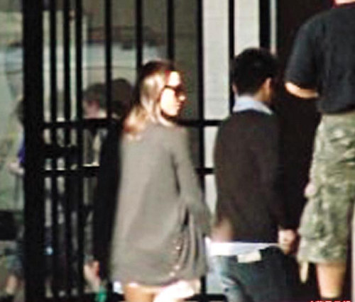 梁洛施此前跟一年轻男子结伴同游法国罗浮宫,而且美貌如昔 梁洛施此前跟一年轻男子结伴同游法国罗浮宫,而且美貌如昔